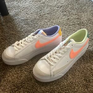 Nike platform sneakers white/peach cream